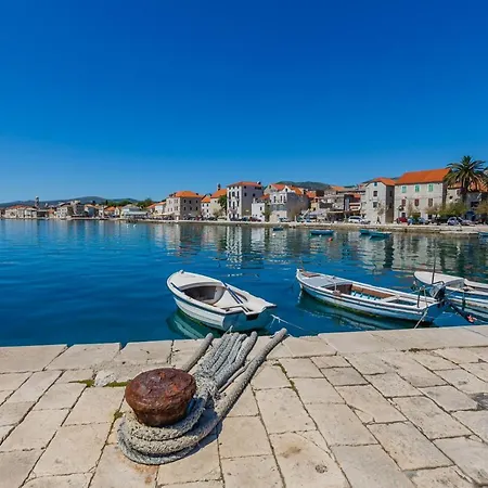 Jelen * Kaštela